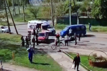 В Кривом Роге мотоциклист столкнулся с бусом: водителей госпитализировали в больницу