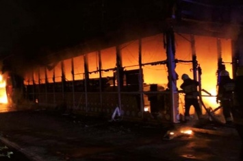 В Днепре сгорел огромный магазин