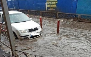 В Харькове ливнем затопило крупный рынок