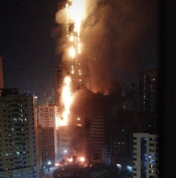 В ОАЭ згорелся жилой небоскреб
