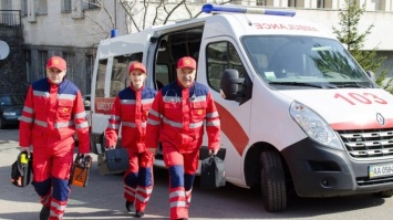 Пенсионерка упала с окна, ДТП с пострадавшими и травмы на пожаре: работа запорожской «скорой» за сутки