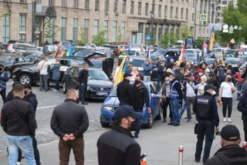 "Карантин убивает". Предприниматели перекрыли улицу в центре Киева