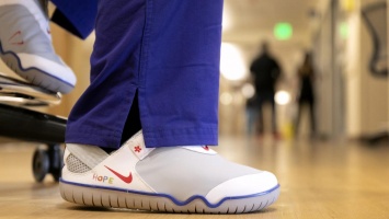 Nike передаст медработникам «нескользкие» кроссовки и специальные футболки