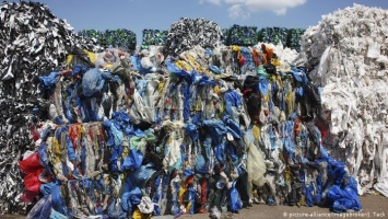 Микроорганизмы решат проблему переработки миллионов тонн пластика?
