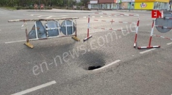В Запорожской области провалился асфальт на новой дороге: травмировался скутерист (фото, видео)