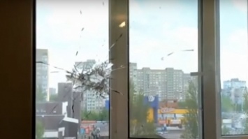 В Киеве на Троещине из автомата обстреляли рынок: пули попали в жилые дома. Фото и видео