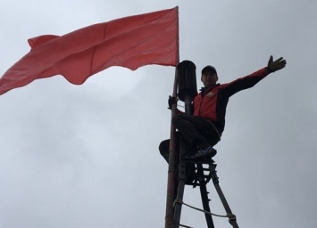 Спасатели подняли Знамя Победы на вершине Южной Демерджи
