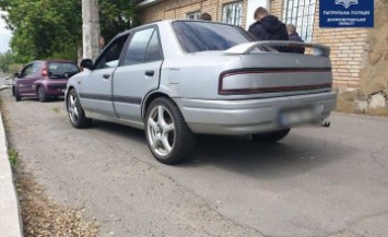 Остановили за нарушение ПДД: в Днепре у водителя Mazda обнаружили пакеты с наркотиками
