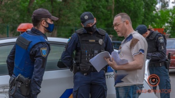 В Днепре депутат райсовета пытался прорваться в супермаркет без маски: мужчину задержали