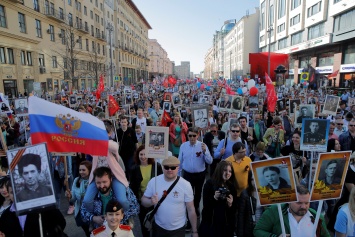 В рамках "Бессмертного полка" фото ветеранов пронесли по дну Оки