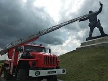 В «ЛНР» обеззаразили от коронавируса гигантский памятник «Комбату»