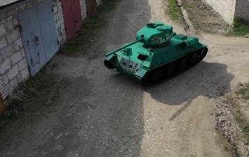 Россиянин собрал картонный танк на велоприводе