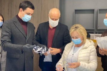 ''Дополнительное вооружение'': команда Порошенко передала средства индивидуальной защиты столичным медикам