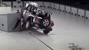 Внедорожник Jeep Wrangler перевернулся во время тестового заезда (ВИДЕО)