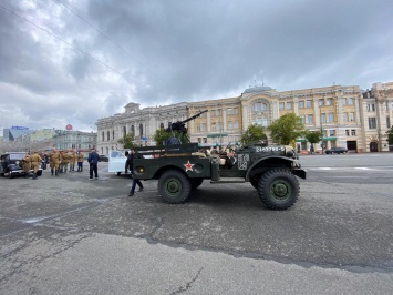 Бойцы Красной армии на машинах военных лет. В центре Харькова провели автопробег в честь 75-летия Победы