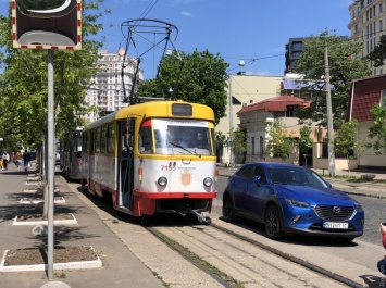 На Французском бульваре из-за небрежно припаркованного автомобиля стоят трамваи