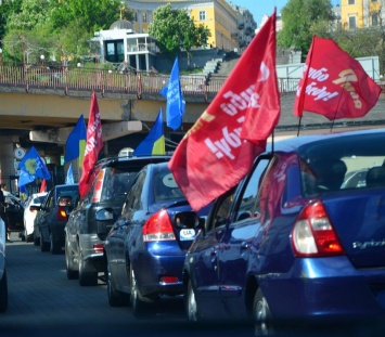 Партия Медведчука и сторонники Шария устроили в Одессе шествие с красными флагами (фото)