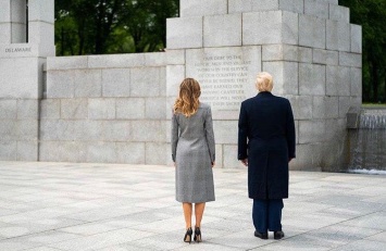 Дональд и Мелания Трамп в стильных образах возложили венки к мемориалу Второй мировой. Фото