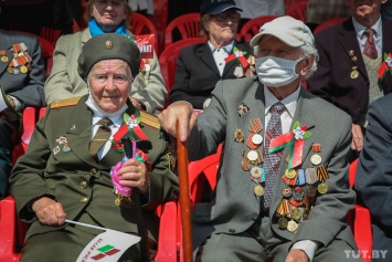 С женскими войсками и самолетами, но без соблюдения дистанции. В Беларуси прошел парад ко Дню Победы. Фоторепортаж