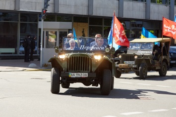 В украинских городах устроили автопробеги в честь Дня победы. Фото и видео