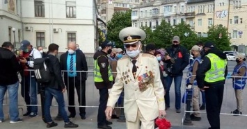 В Киеве День победы над нацизмом проходит без существенных нарушений - составлено 4 протокола