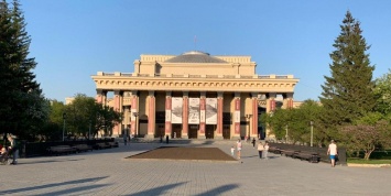На фасаде театра в Новосибирске разместили гигантские георгиевские ленты