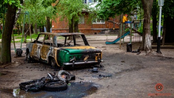 В Днепре на Котляревского ремонт ВАЗа закончился пожаром