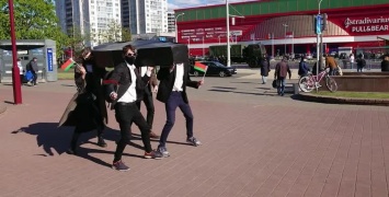 В Минске задержали активистов, которые устроили парад с гробом (видео)