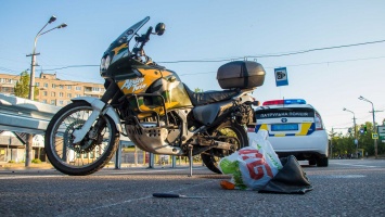 В Днепре на Набережной Победы мотоциклист въехал в отбойник: мужчину забрала скорая