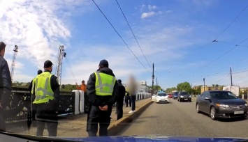 В Харькове патрульные не дали мужчине прыгнуть с моста (Видео)