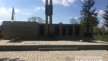 На Тернопольщине полиция ищет злоумышленника, сжегшего красно-черный флаг