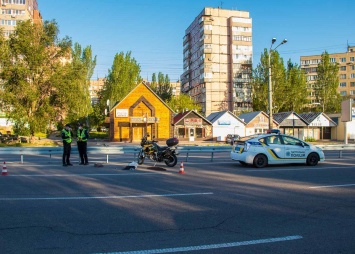 В Днепре на Набережной мотоциклист врезался в отбойник