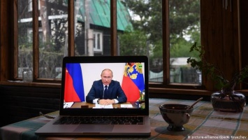 Комментарий: Владимир Путин спешит помочь россиянам и себе