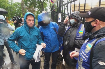 Люди штурмовали дом президента Зеленского: все подробности. ФОТО