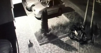 Привет из 90-х: обидчикам Ермака бросили гранату в машину и сожгли мотоцикл (ВИДЕО)