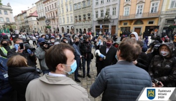 В Луцке и Львове пикетировали мэрии, требуя разрешить торговлю промтоварами