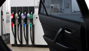 Бензин в апреле в Украине подешевел на 2 гривни за литр