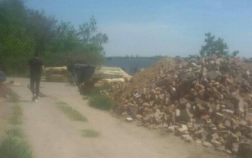 В Херсоне на "Военке" перекрыли дорогу на пляж. Местные боятся, что навсегда