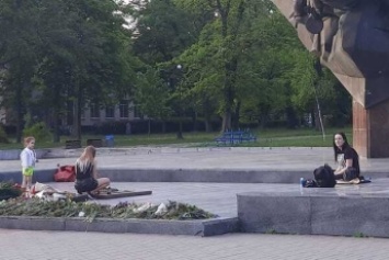 Под Киевом засняли пьяных девушек, которые жарили сосиски на "вечном огне". Видео