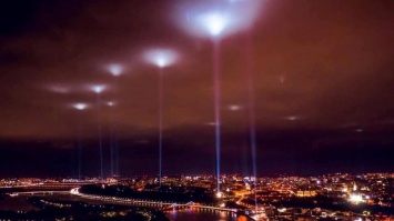 Небо над Киевом подсветили лучами света: первые фотографии из разных уголков города