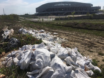 "Красота завораживает": возле стадиона "Арена-Львов" обнаружили свалку (фото)