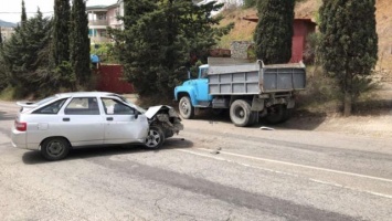 В Алуште легковушка разбилась о грузовик ЗИЛ (ФОТО)