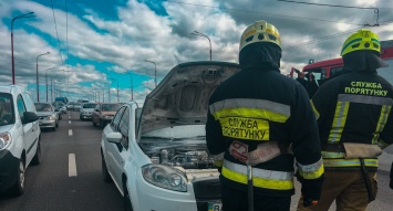 В Днепре на Новом мосту загорелось авто: образовалась большая пробка
