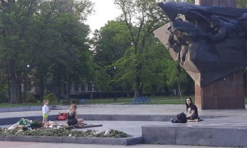 Под Киевом копы нашли девушек, которые жарили сосиски на Вечном огне