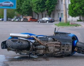 В Днепре столкнулись мотоцикл и легковой автомобиль: образовалась пробка