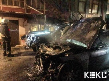 В Одессе сегодня ночью сгорели Mercedes и Nissan, - ВИДЕО18+