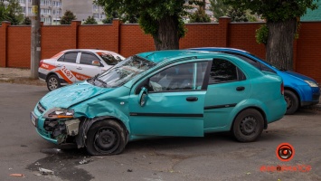 В Днепре на Любарского Chevrolet столкнулся с Toyota и перевернулся