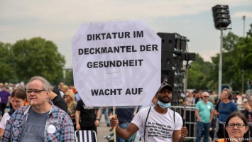 "Ковидиоты": Германия обсуждает протесты против карантина