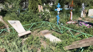 В Никополе на кладбище вандалы разрушили надгробия