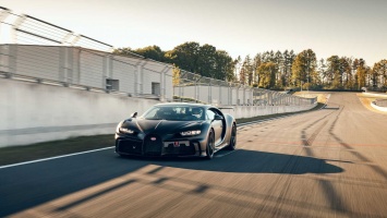 Гиперкар Bugatti Chiron Pur Sport обучили дрифту